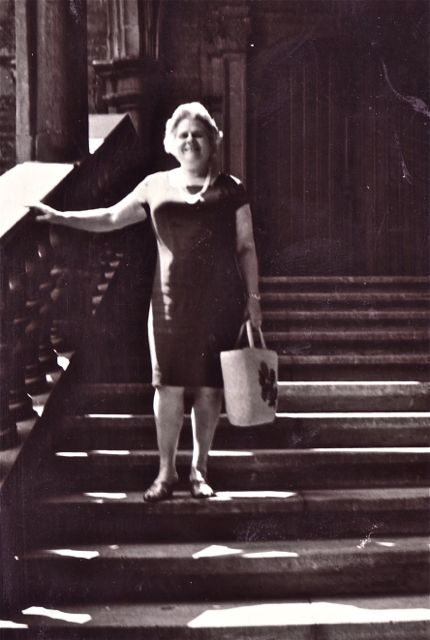 Mildred, alleenstaande, verlaat haar kasteel dat ze gekocht heeft met de opbrengst van de Hyper-lotto. Voor boodschappen. Bij Cartier.